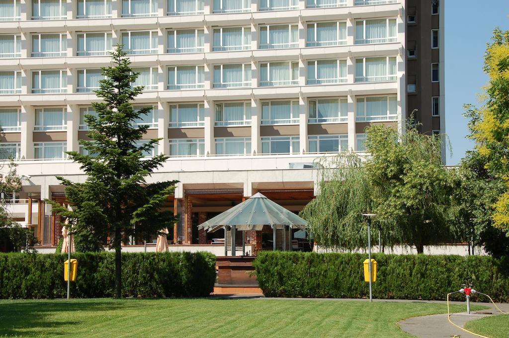 Ramada By Wyndham Bucharest Parc Hotel Exterior photo